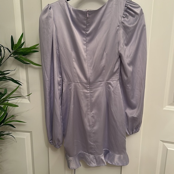 Satin Mini dress- lilac, has a ruched slit, long sleeve, satin material - Picture 5 of 5